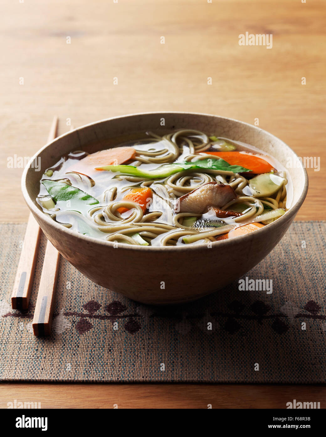 Bol de soupe de nouilles d'inspiration asiatique chaude Banque D'Images