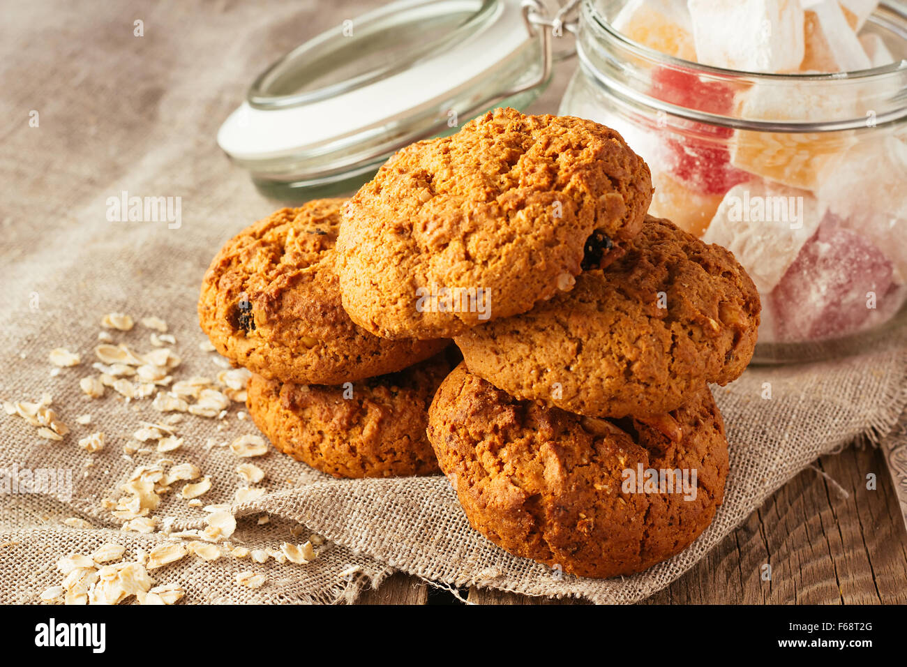 Oatmeal Cookies et pot avec des sucreries sur toile selective focus Banque D'Images