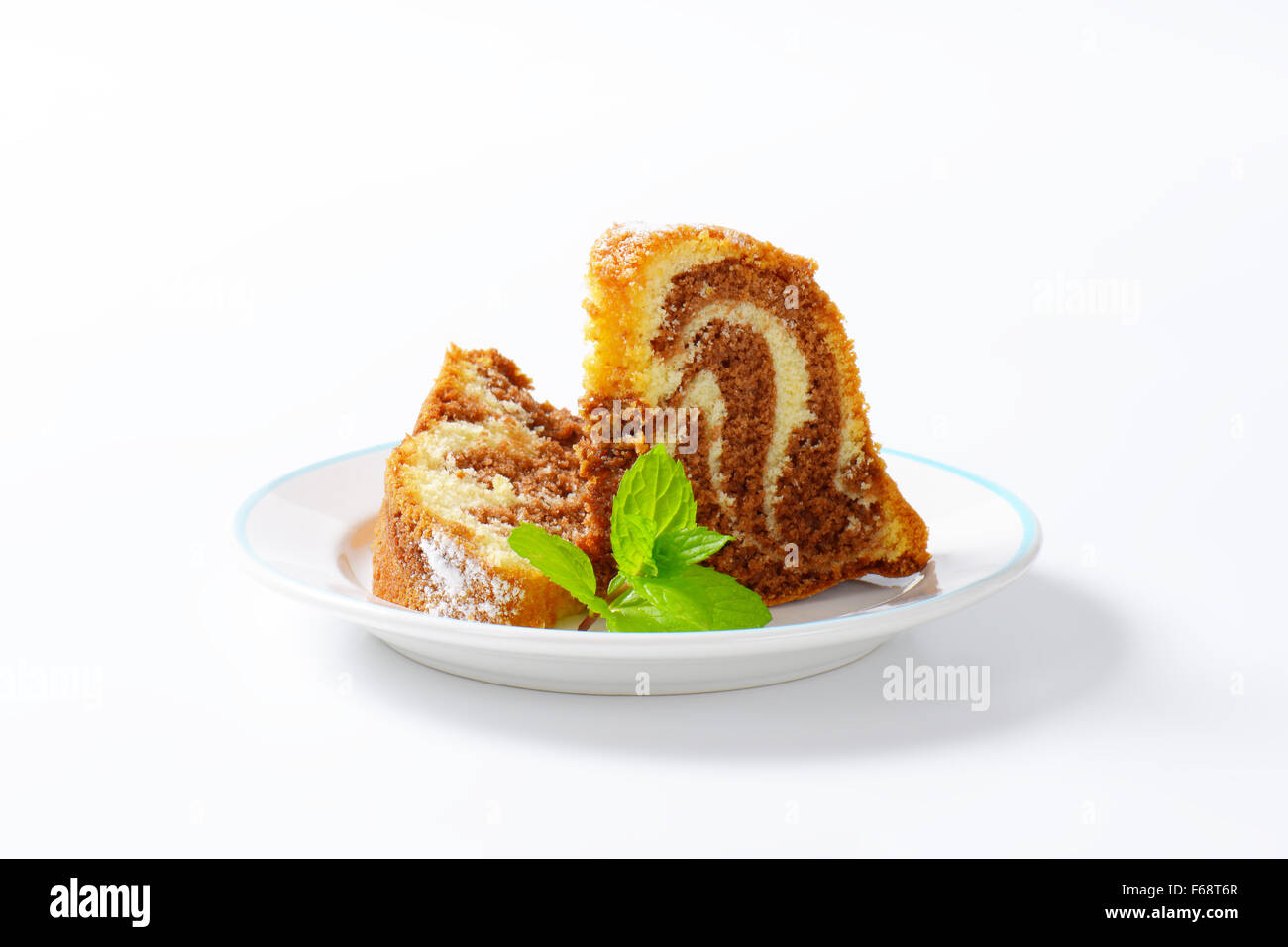 Tranches de gâteau bundt chocolat et vanille sur la plaque Banque D'Images