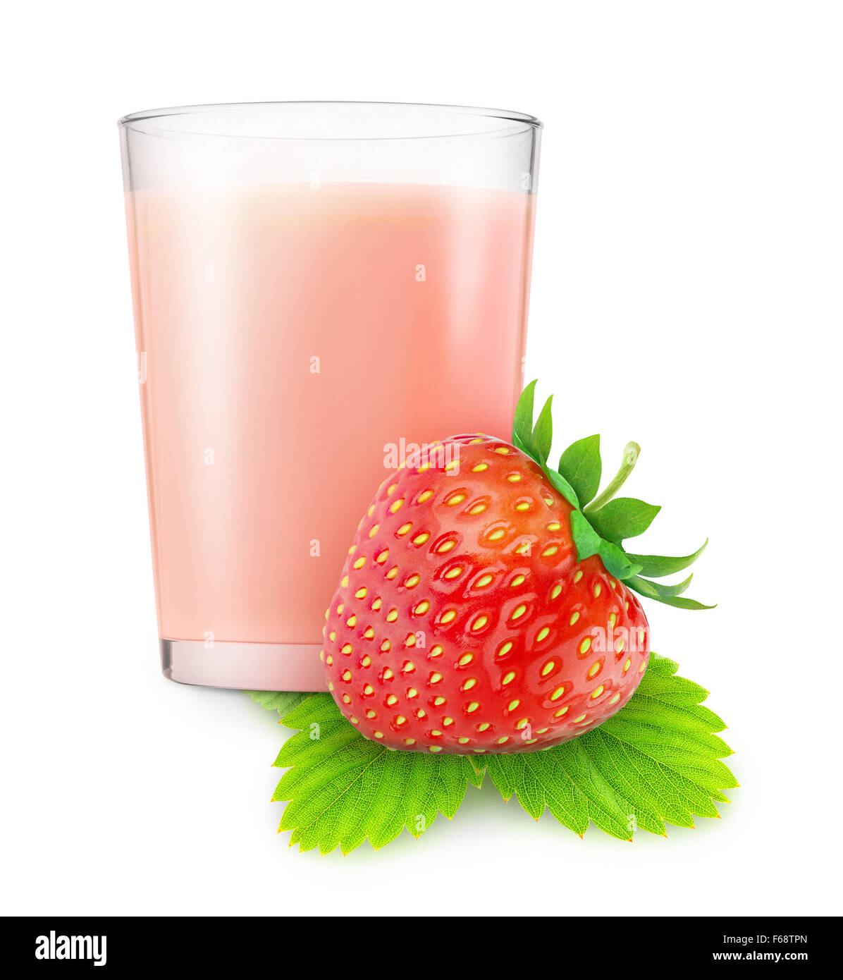 Verre de lait fouetté aux fraises isolé sur fond blanc avec clipping path Banque D'Images