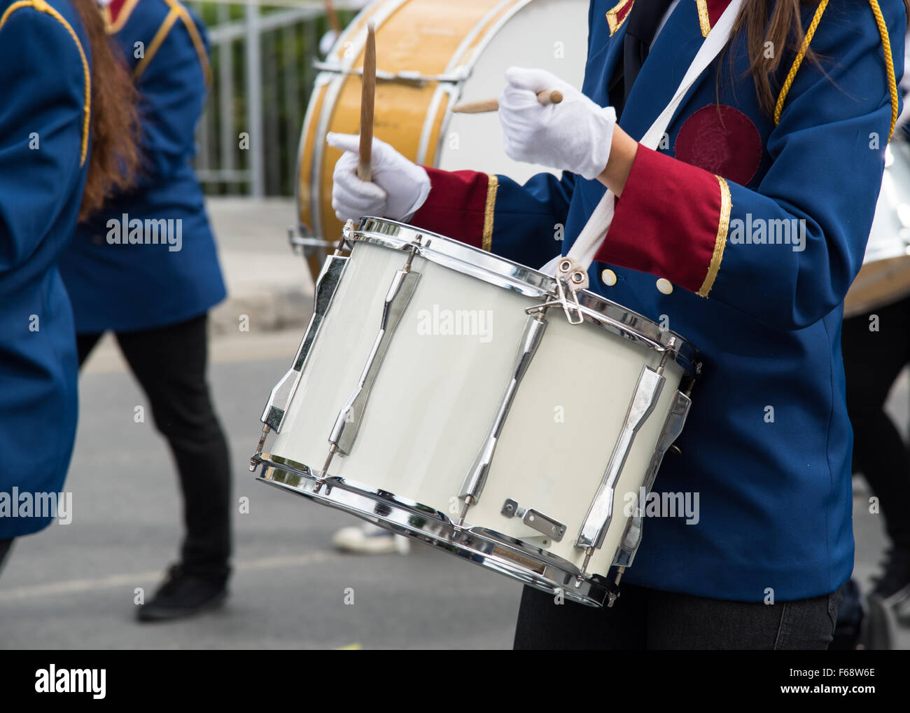 Élèves adolescents en uniforme à jouer de la batterie lors d'un défilé à l'occasion des célébrations du jour ochi à Nicosie, Chypre Banque D'Images