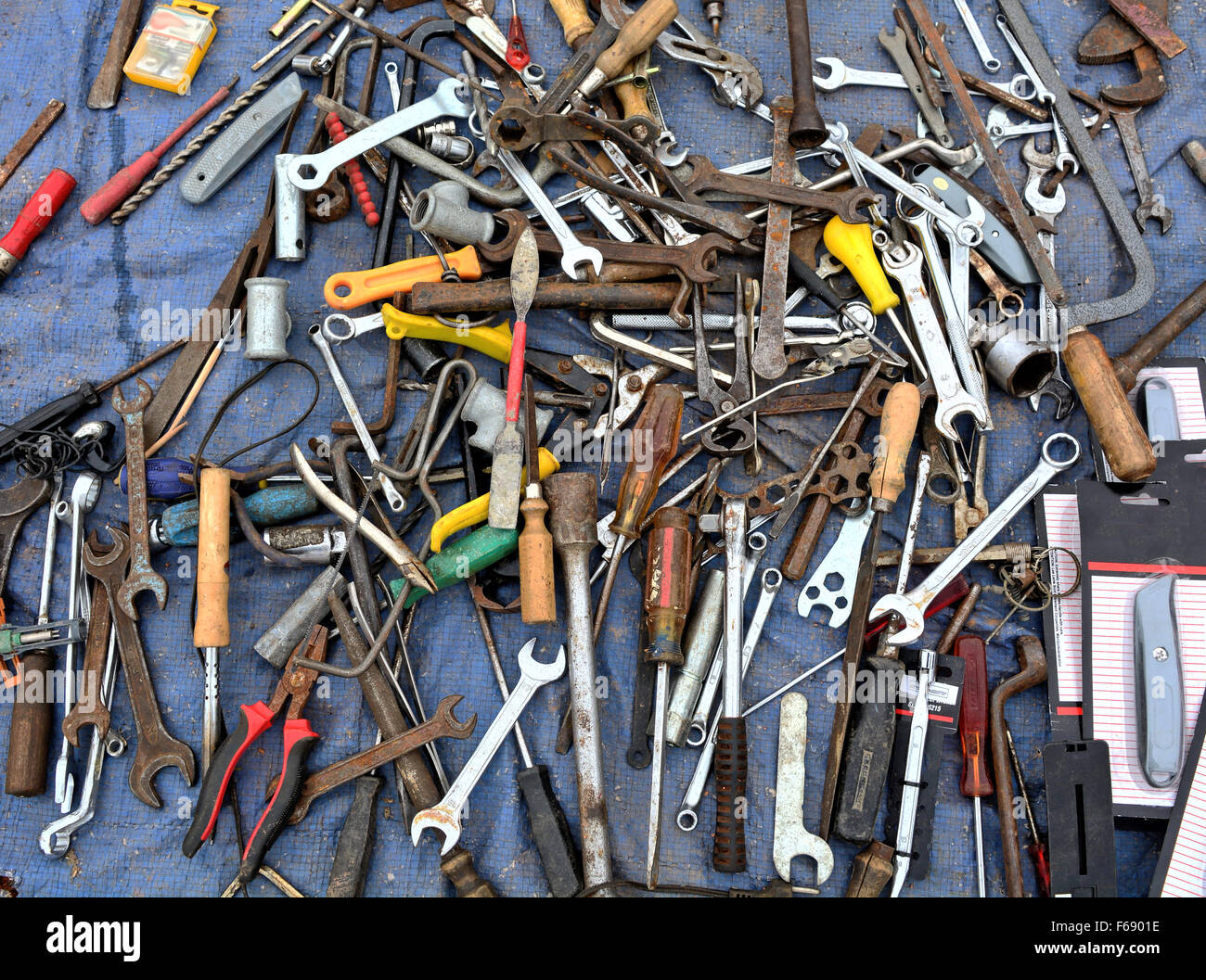 Bon nombre des anciens outils et les clés pour le marché aux puces est en attente de clients. Banque D'Images