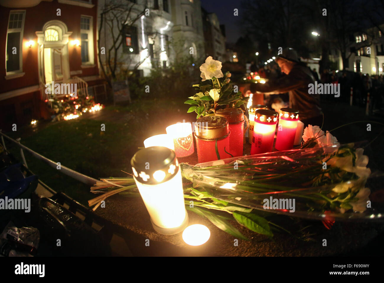 Hambourg, Allemagne. 14Th Nov, 2015. Des fleurs et des bougies posées en dehors du consulat général à Hambourg, Allemagne, 14 novembre 2015. Au moins 120 personnes ont été tuées dans une série d'attaques terroristes à Paris. PHOTO : BODO MARKS/DPA/Alamy Live News Banque D'Images