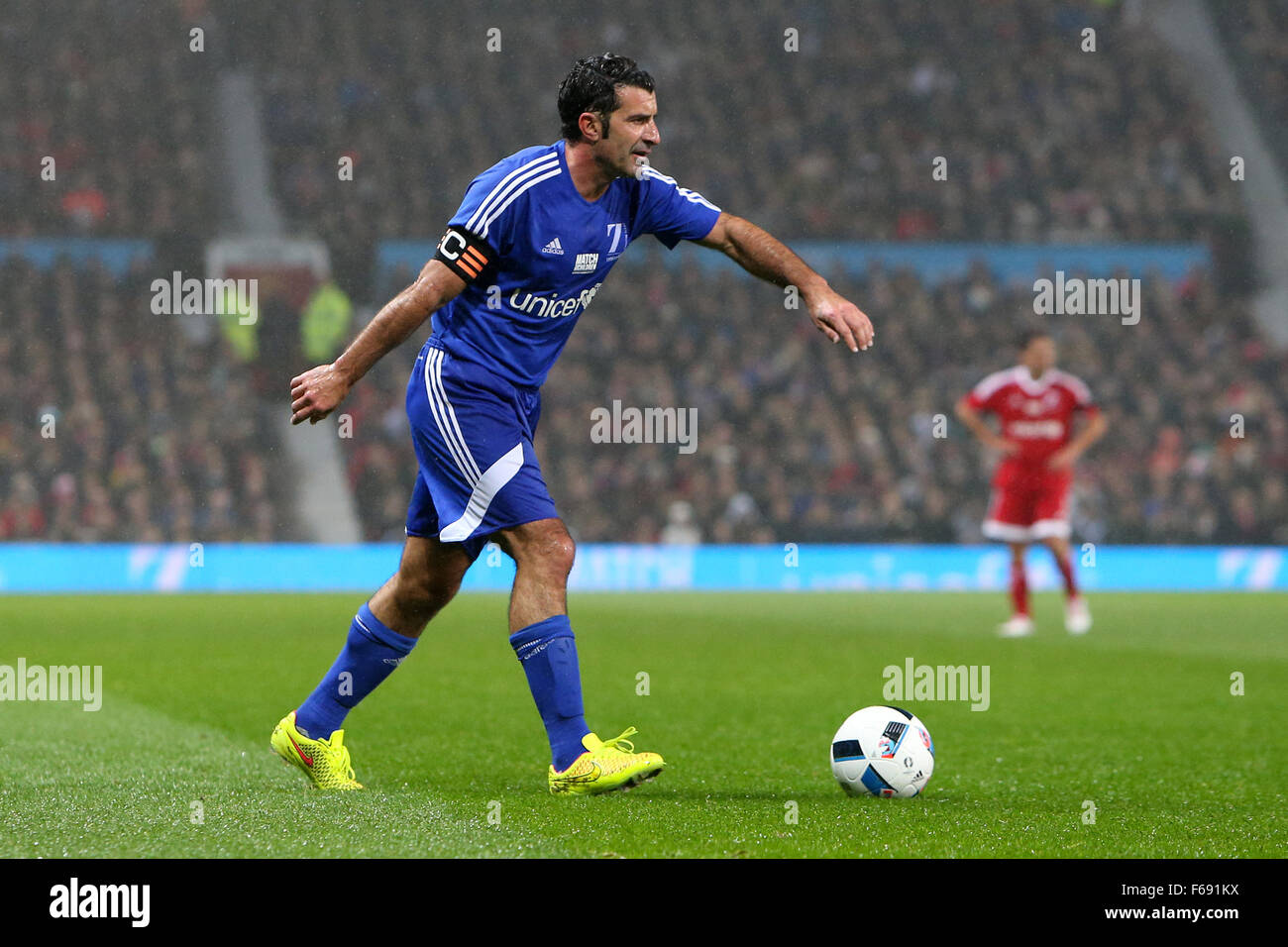 Old Trafford, Manchester, Royaume-Uni. 14Th Nov, 2015. Match de l'UNICEF pour les enfants. Go et NI XI versus le reste du monde XI. Luis Figo du Portugal s'aligne une croix Plus Sport Crédit : Action/Alamy Live News Banque D'Images