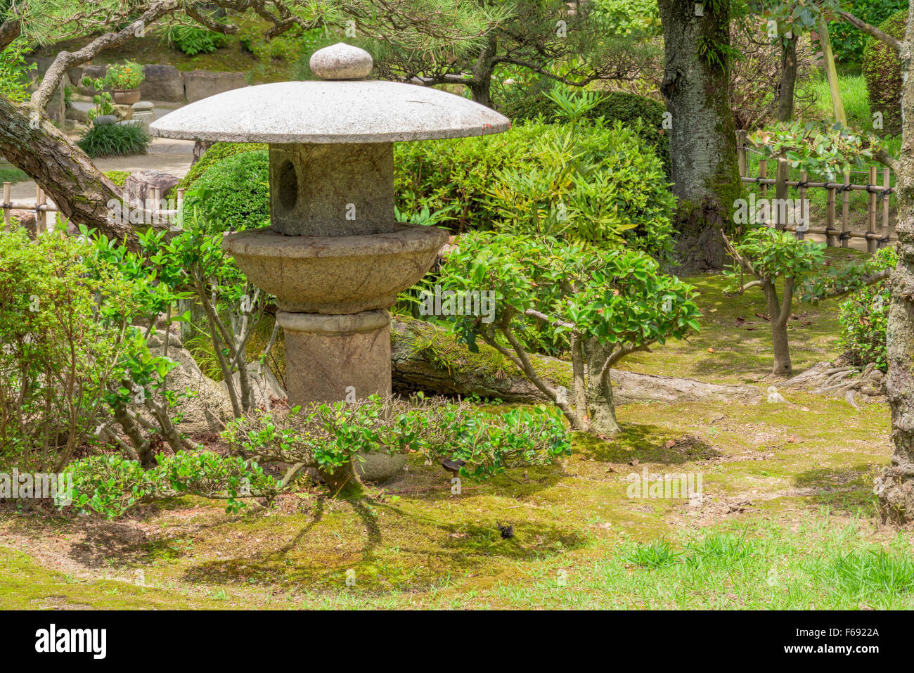 La lanterne de pierre japonais dans un jardin Banque D'Images