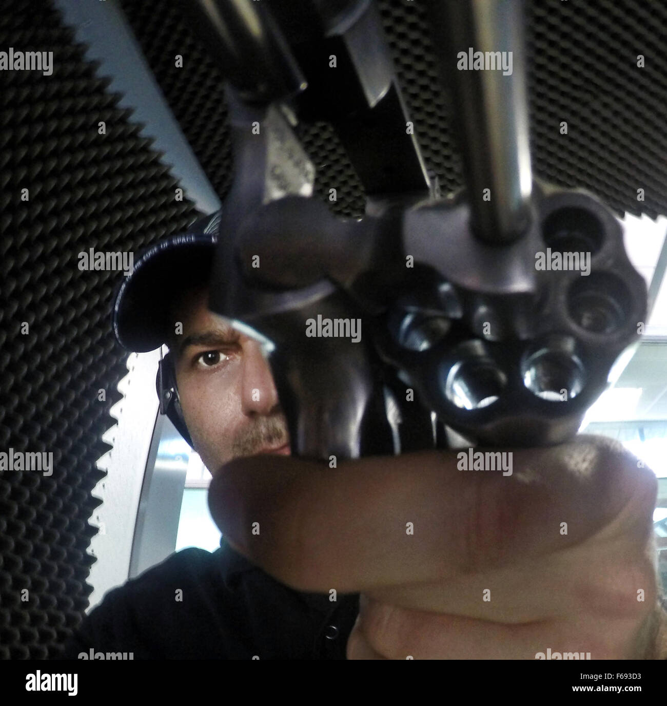 Shooter avec plus 357 Smith & Wesson revolver Magnum e Banque D'Images