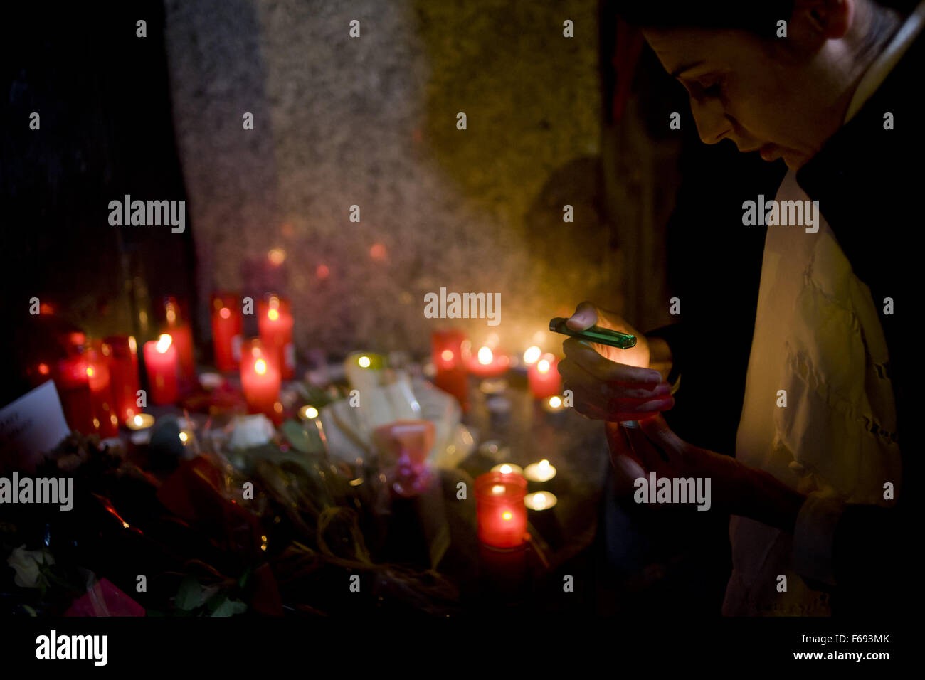 Barcelone, Catalogne, Espagne. 14Th Nov, 2015. Une femme met une bougie à la mémoire des victimes des attentats à Paris Consulat Général de France à Barcelone, Espagne, le 14 novembre, 2015. Plus de 120 personnes ont été tuées dans une série d'attentats à Paris le 13 novembre, selon les responsables français. Crédit : Jordi Boixareu/ZUMA/Alamy Fil Live News Banque D'Images
