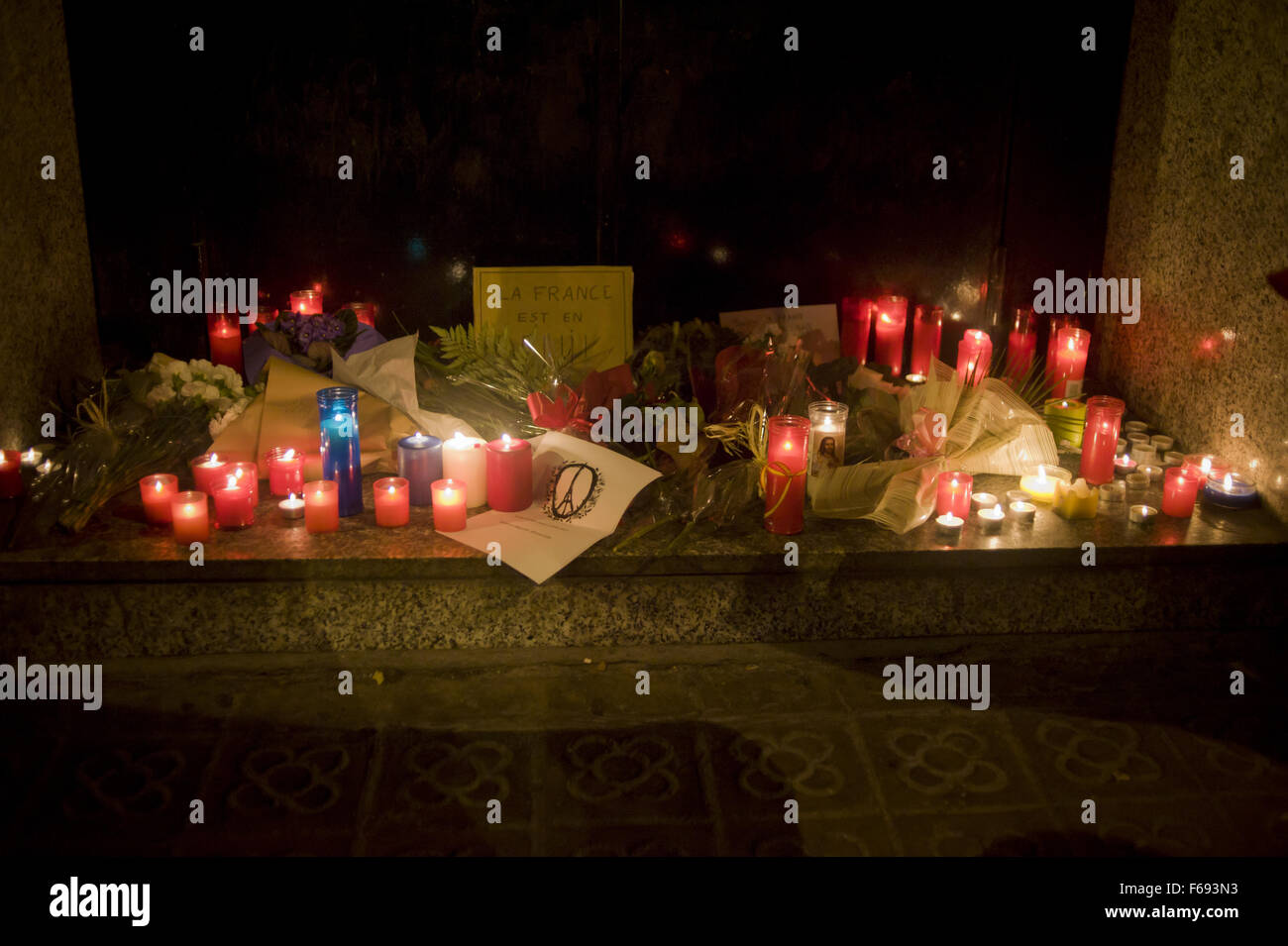 Barcelone, Catalogne, Espagne. 14Th Nov, 2015. Des bougies et des fleurs placées à la mémoire des victimes des attentats à Paris Consulat Général de France à Barcelone, Espagne, le 14 novembre, 2015. Plus de 120 personnes ont été tuées dans une série d'attentats à Paris le 13 novembre, selon les responsables français. Crédit : Jordi Boixareu/ZUMA/Alamy Fil Live News Banque D'Images