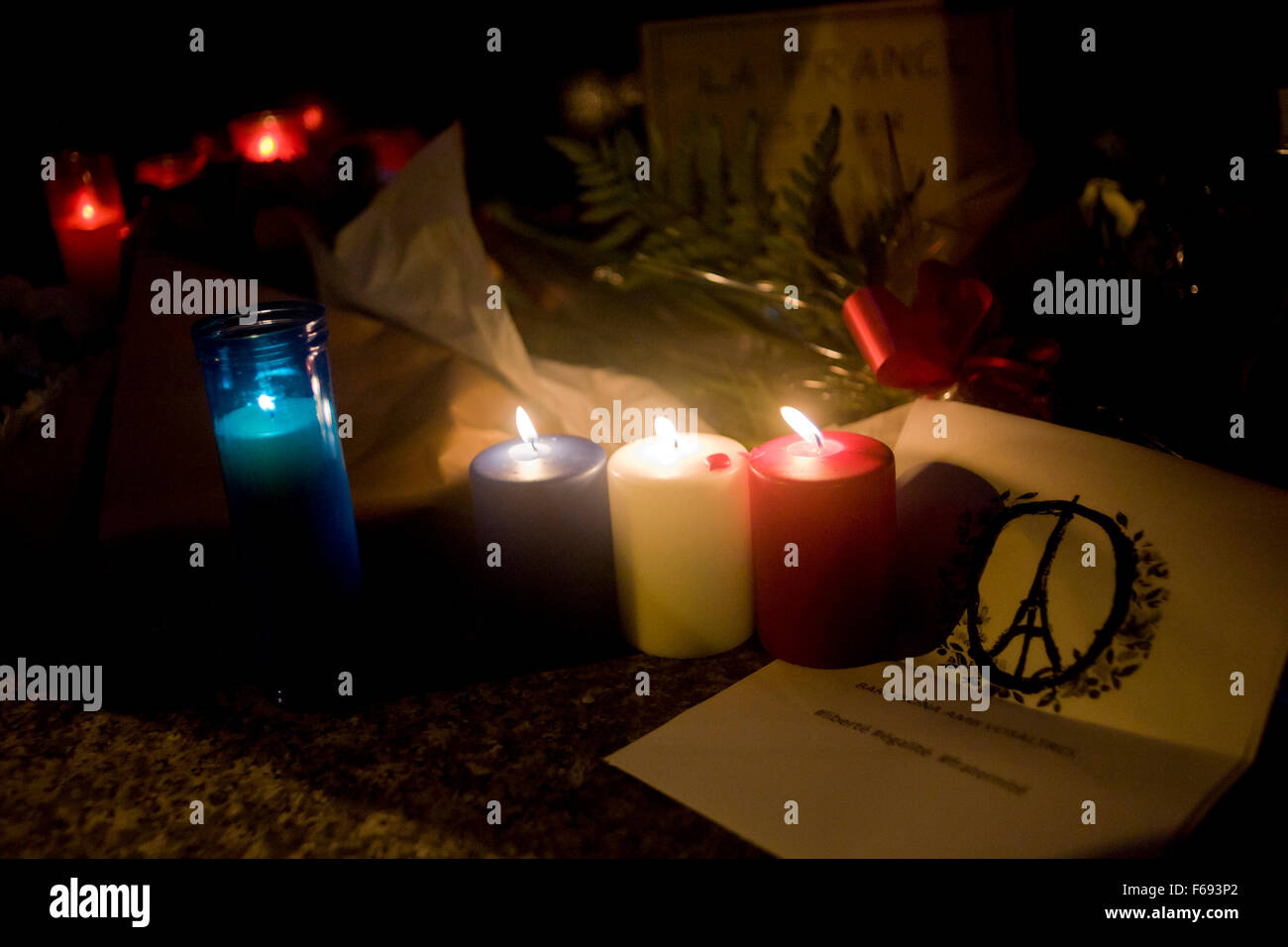 Bougies placées en mémoire des victimes des attentats à Paris Consulat Général de France à Barcelone, Espagne, le 14 novembre, 2015. Plus de 120 personnes ont été tuées dans une série d'attentats à Paris le 13 novembre, selon les responsables français. Banque D'Images