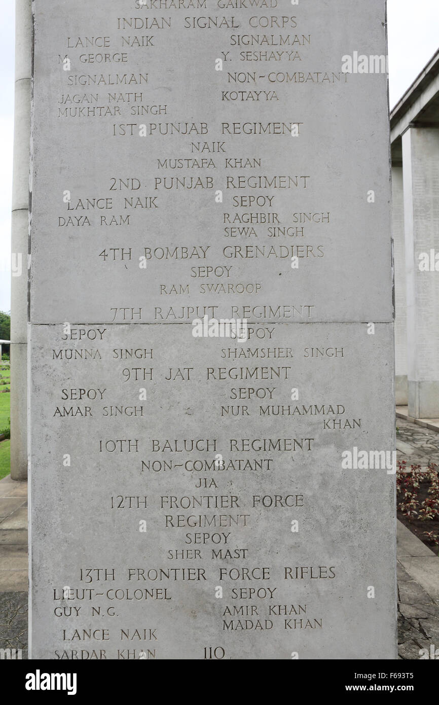 Les morts de l'armée indienne britannique sont répertoriés sur le monument à Rangoon Taukkyan cimetière près de Yangon, Myanmar. Banque D'Images