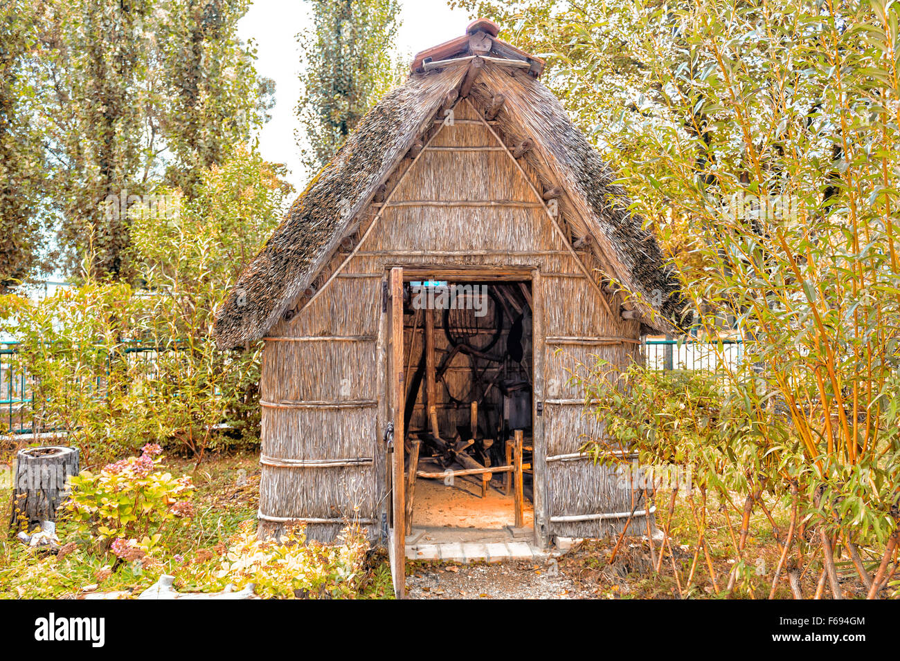 Pays traditionnel typique abris diffusées jusqu'au siècle dernier dans le Nord de l'Italie, de la région Emilia Romagna. Faite avec 5 plantes des marais : roseau commun, moindre jonc, CAREX, roseaux et sharp rush Banque D'Images