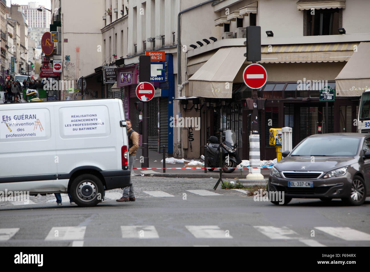 Les attaques terroristes, Paris 13 novembre 2015, Vendredi, réclamé par ISIS, 128 morts, 300 blessés. Sept attaques individuelles ont eu lieu, comprenant six coups de kalachnikov sur divers cafés et restaurants et trois explosions. Les lieux, le samedi matin, cinq personnes ont été tuées lors d'une explosion sur une rue appelée rue de la Fontaine au Roi et de la rue du Faubourg du Temple, en face de la police française organes couverts de draps blancs, Banque D'Images