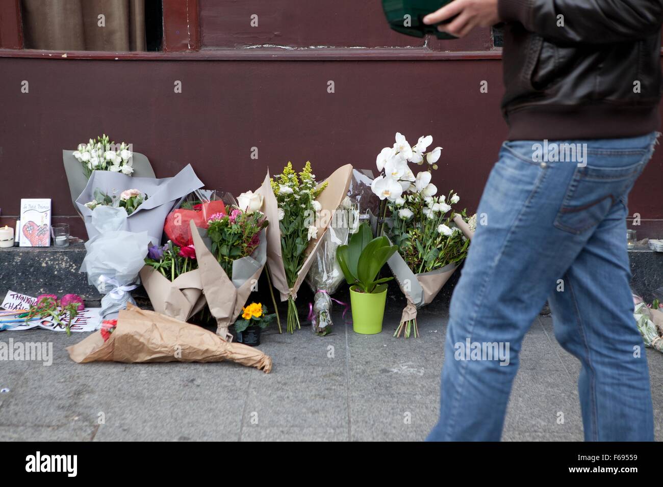 Les attaques terroristes, Paris 13 novembre 2015, Vendredi, réclamé par ISIS, 128 morts, 300 blessés. Sept attaques individuelles ont eu lieu, comprenant six coups de kalachnikov sur divers cafés et restaurants et trois explosions. Les lieux, le samedi matin. Les premières attaques ont eu lieu sur la rue Bichat et de la rue Alibert, près du Canal Saint-Martin dans le 10ème arrondissement. Les attaquants ont tiré sur les gens de l'extérieur Le Carillon, un café-bar, à environ 21:20. Ils ont ensuite traversé la rue Bichat et attaqué le Petit Cambodge (Cambodge), un petit restaurant, laissant entre quatre et onze morts.Acc Banque D'Images