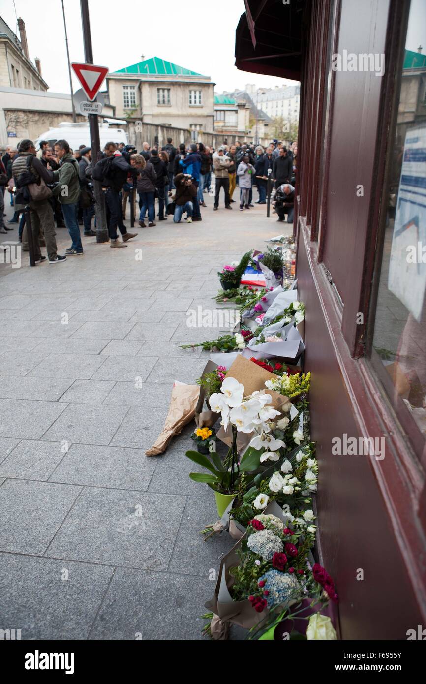 Les attaques terroristes, Paris 13 novembre 2015, Vendredi, réclamé par ISIS, 128 morts, 300 blessés. Sept attaques individuelles ont eu lieu, comprenant six coups de kalachnikov sur divers cafés et restaurants et trois explosions. Les lieux, le samedi matin. Les premières attaques ont eu lieu sur la rue Bichat et de la rue Alibert, près du Canal Saint-Martin dans le 10ème arrondissement. Les attaquants ont tiré sur les gens de l'extérieur Le Carillon, un café-bar, à environ 21:20. Ils ont ensuite traversé la rue Bichat et attaqué le Petit Cambodge (Cambodge), un petit restaurant, laissant entre quatre et onze morts.Acc Banque D'Images