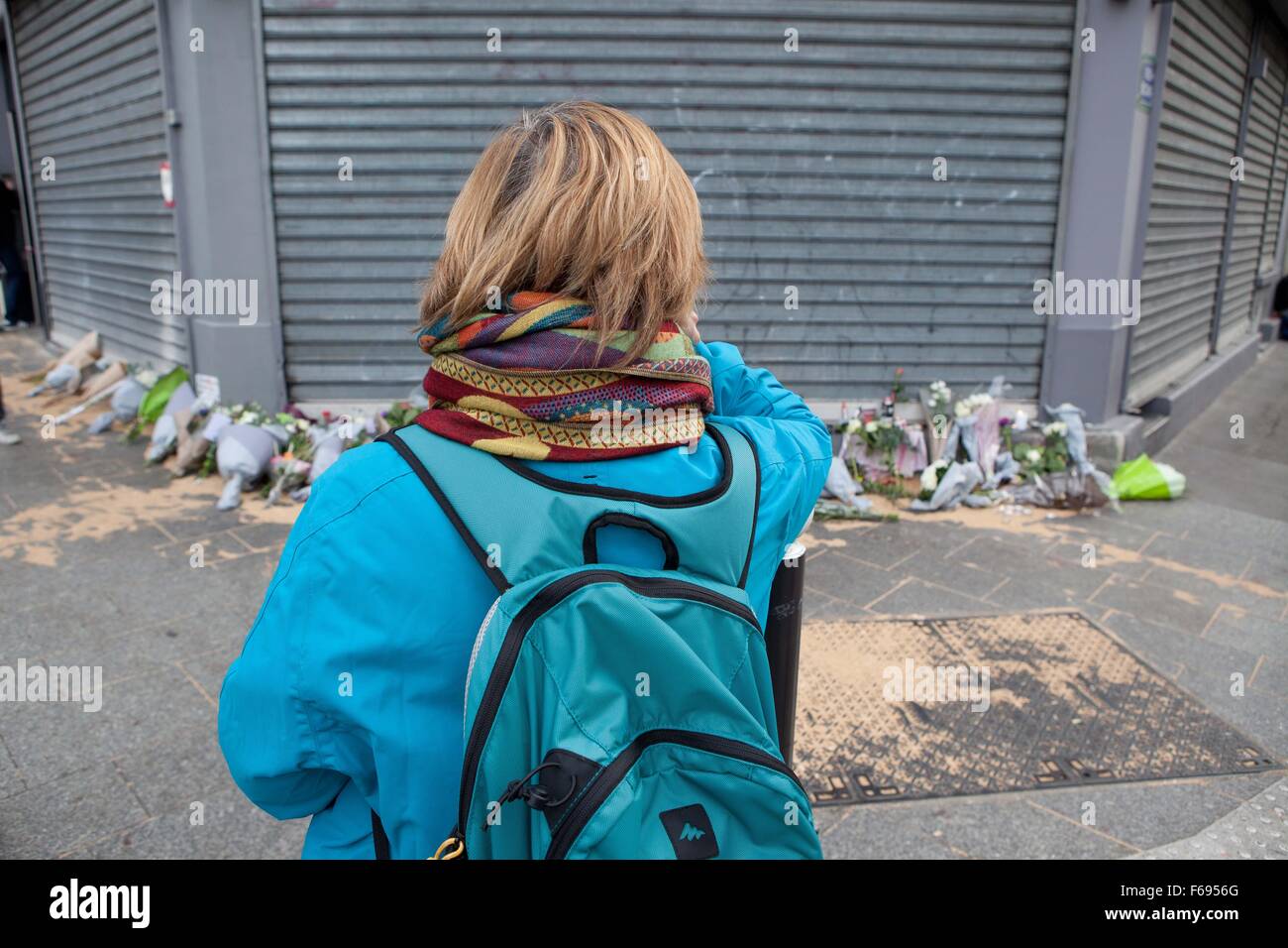 Les attaques terroristes, Paris 13 novembre 2015, Vendredi, réclamé par ISIS, 128 morts, 300 blessés. Sept attaques individuelles ont eu lieu, comprenant six coups de kalachnikov sur divers cafés et restaurants et trois explosions. Les lieux, le samedi matin. Les premières attaques ont eu lieu sur la rue Bichat et de la rue Alibert, près du Canal Saint-Martin dans le 10ème arrondissement. Les attaquants ont tiré sur les gens de l'extérieur Le Carillon, un café-bar, à environ 21:20. Ils ont ensuite traversé la rue Bichat et attaqué le Petit Cambodge (Cambodge), un petit restaurant, laissant entre quatre et onze morts.Acc Banque D'Images