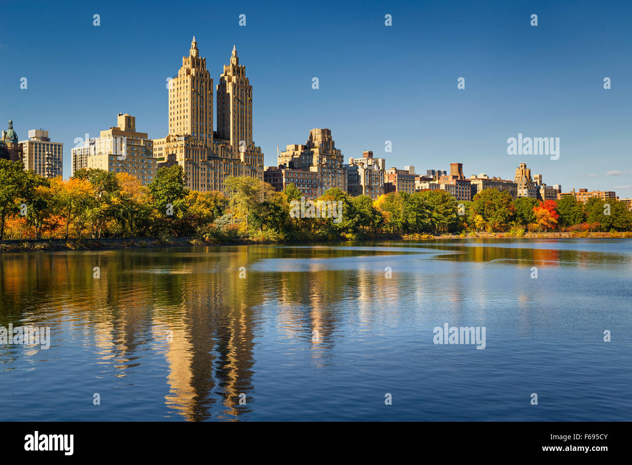 Central Park Jacqueline Kennedy Onassis Reservoir, feuillage d'automne et de l'Upper West Side dans la luminosité de l'après-midi. Manhattan, New York City Banque D'Images