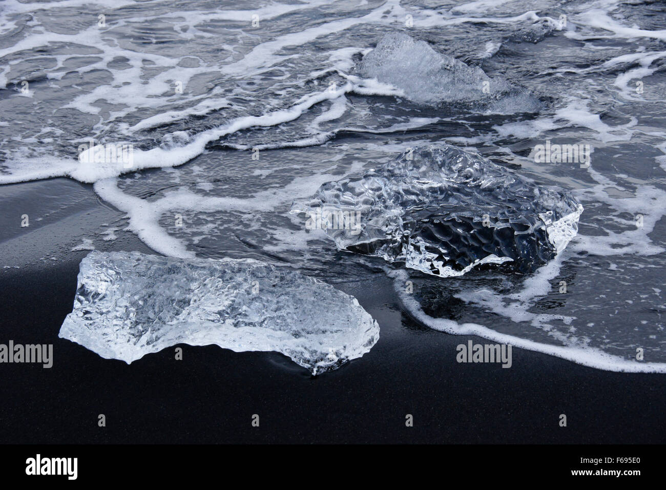 La glace échouée sur la plage de sable noir, le sud de l'Islande à Jokulsarlon Banque D'Images