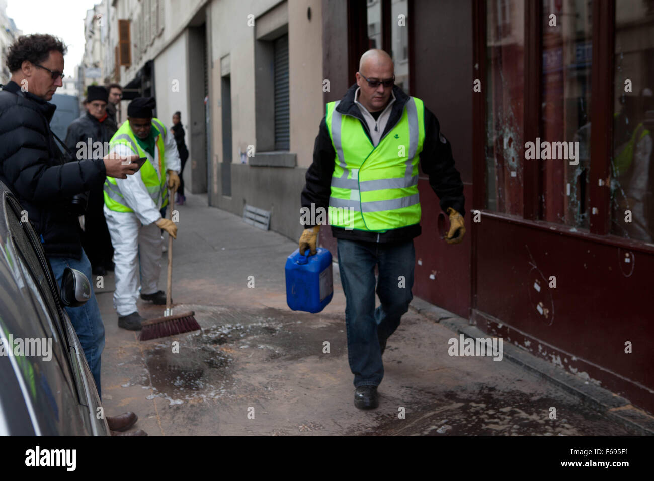 Les attaques terroristes, Paris 13 novembre 2015, Vendredi, réclamé par ISIS, 128 morts, 300 blessés. Sept attaques individuelles ont eu lieu, comprenant six coups de kalachnikov sur divers cafés et restaurants et trois explosions. Les lieux, le samedi matin. Les premières attaques ont eu lieu sur la rue Bichat et de la rue Alibert, près du Canal Saint-Martin dans le 10ème arrondissement. Les attaquants ont tiré sur les gens de l'extérieur Le Carillon, un café-bar, à environ 21:20. Ils ont ensuite traversé la rue Bichat et attaqué le Petit Cambodge (Cambodge), un petit restaurant, laissant entre quatre et onze morts.Acc Banque D'Images