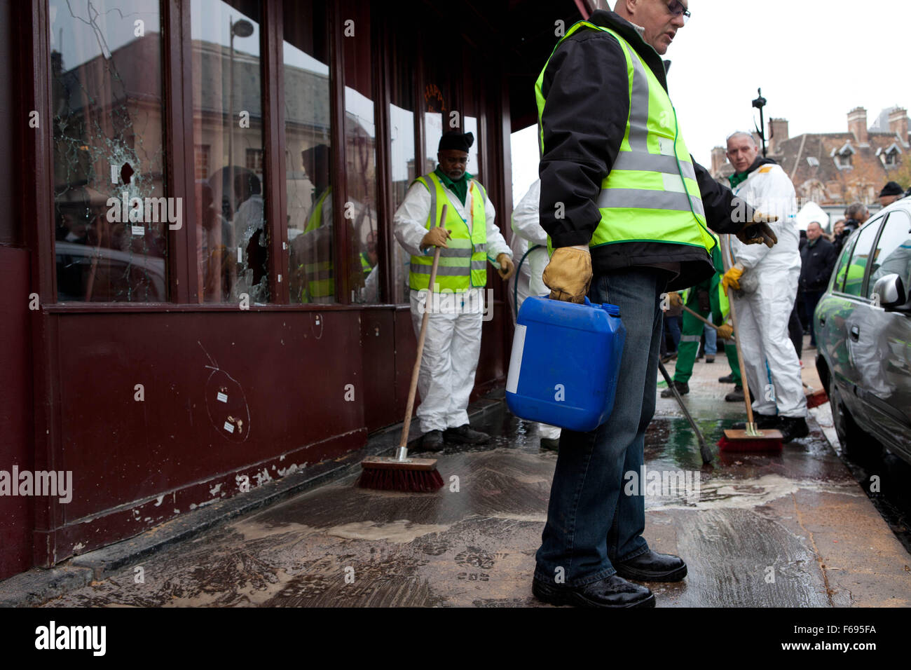 Les attaques terroristes, Paris 13 novembre 2015, Vendredi, réclamé par ISIS, 128 morts, 300 blessés. Sept attaques individuelles ont eu lieu, comprenant six coups de kalachnikov sur divers cafés et restaurants et trois explosions. Les lieux, le samedi matin. Les premières attaques ont eu lieu sur la rue Bichat et de la rue Alibert, près du Canal Saint-Martin dans le 10ème arrondissement. Les attaquants ont tiré sur les gens de l'extérieur Le Carillon, un café-bar, à environ 21:20. Ils ont ensuite traversé la rue Bichat et attaqué le Petit Cambodge (Cambodge), un petit restaurant, laissant entre quatre et onze morts.Acc Banque D'Images