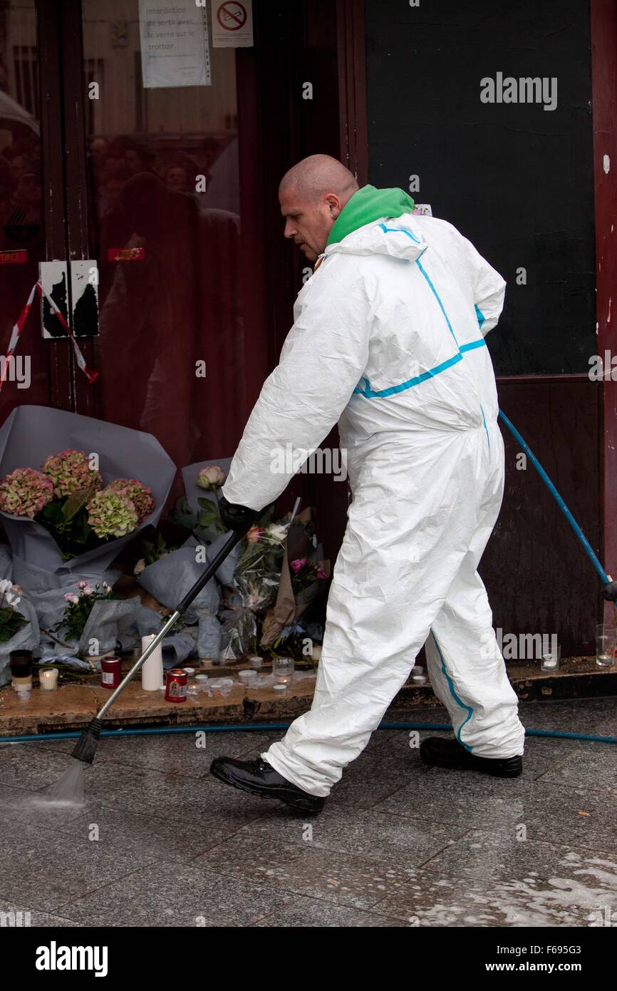 Les attaques terroristes, Paris 13 novembre 2015, Vendredi, réclamé par ISIS, 128 morts, 300 blessés. Sept attaques individuelles ont eu lieu, comprenant six coups de kalachnikov sur divers cafés et restaurants et trois explosions. Les lieux, le samedi matin. Les premières attaques ont eu lieu sur la rue Bichat et de la rue Alibert, près du Canal Saint-Martin dans le 10ème arrondissement. Les attaquants ont tiré sur les gens de l'extérieur Le Carillon, un café-bar, à environ 21:20. Ils ont ensuite traversé la rue Bichat et attaqué le Petit Cambodge (Cambodge), un petit restaurant, laissant entre quatre et onze morts.Acc Banque D'Images