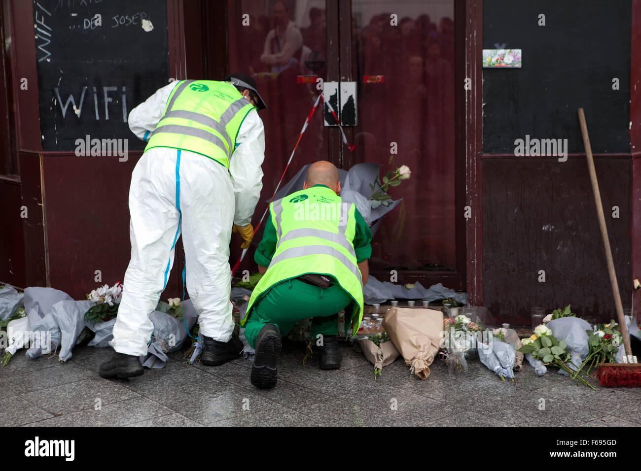 Les attaques terroristes, Paris 13 novembre 2015, Vendredi, réclamé par ISIS, 128 morts, 300 blessés. Sept attaques individuelles ont eu lieu, comprenant six coups de kalachnikov sur divers cafés et restaurants et trois explosions. Les lieux, le samedi matin. Les premières attaques ont eu lieu sur la rue Bichat et de la rue Alibert, près du Canal Saint-Martin dans le 10ème arrondissement. Les attaquants ont tiré sur les gens de l'extérieur Le Carillon, un café-bar, à environ 21:20. Ils ont ensuite traversé la rue Bichat et attaqué le Petit Cambodge (Cambodge), un petit restaurant, laissant entre quatre et onze morts.Acc Banque D'Images