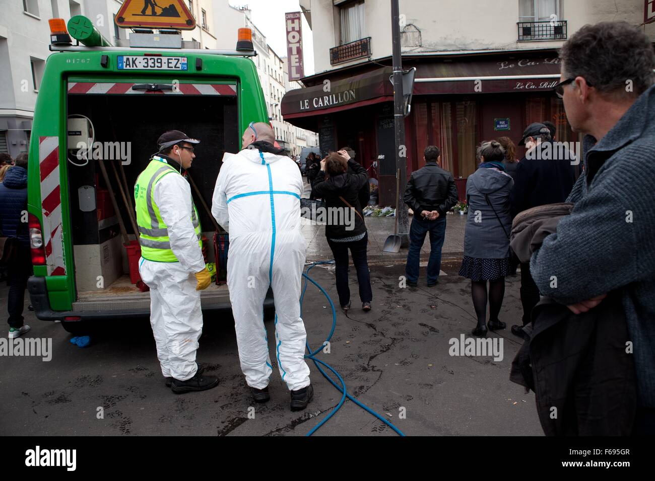 Les attaques terroristes, Paris 13 novembre 2015, Vendredi, réclamé par ISIS, 128 morts, 300 blessés. Sept attaques individuelles ont eu lieu, comprenant six coups de kalachnikov sur divers cafés et restaurants et trois explosions. Les lieux, le samedi matin. Les premières attaques ont eu lieu sur la rue Bichat et de la rue Alibert, près du Canal Saint-Martin dans le 10ème arrondissement. Les attaquants ont tiré sur les gens de l'extérieur Le Carillon, un café-bar, à environ 21:20. Ils ont ensuite traversé la rue Bichat et attaqué le Petit Cambodge (Cambodge), un petit restaurant, laissant entre quatre et onze morts.Acc Banque D'Images