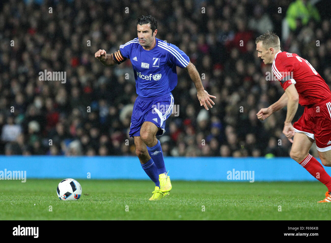 Old Trafford, Manchester, Royaume-Uni. 14Th Nov, 2015. Match de l'UNICEF pour les enfants. Go et NI XI versus le reste du monde XI. Luis Figo du Portugal en action © Plus Sport Action/Alamy Live News Banque D'Images