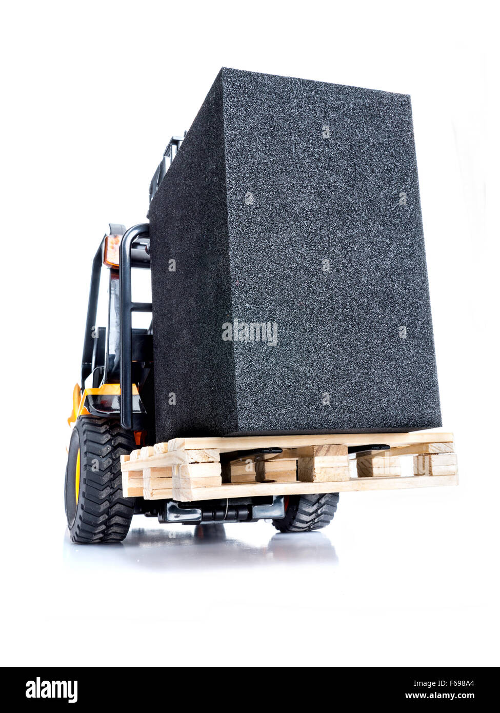 Chariot élévateur transportant boîte noire placée sur palette en bois tourné sur fond blanc Banque D'Images