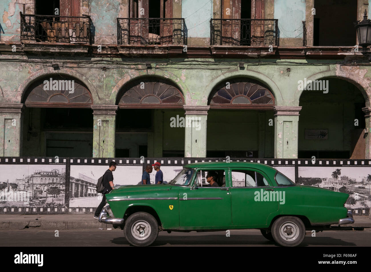 Une vieille voiture américaine classique dans la Vieille Havane, Cuba. Banque D'Images