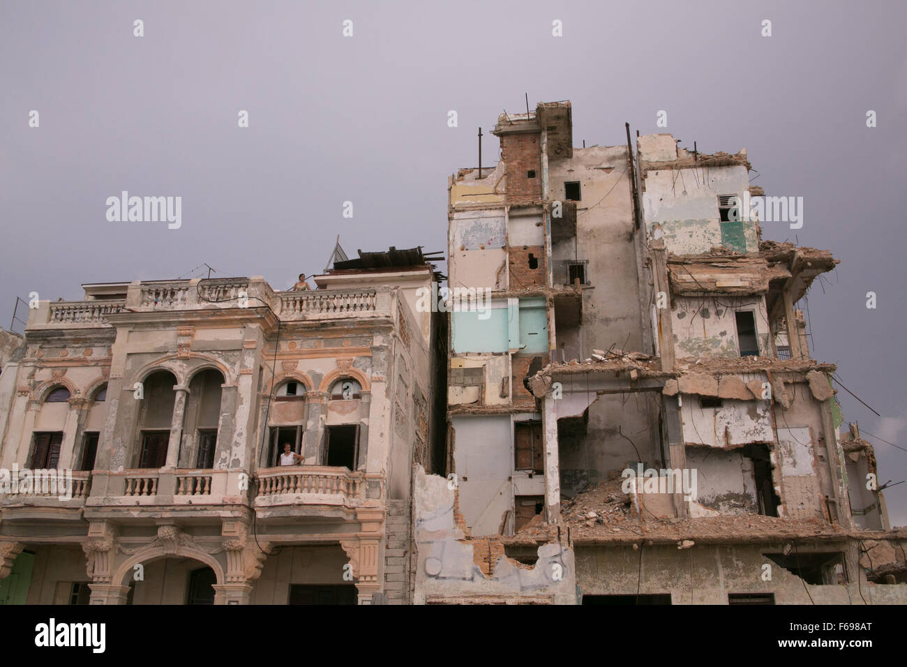 Un bâtiment délabré à La Havane, Cuba. Banque D'Images