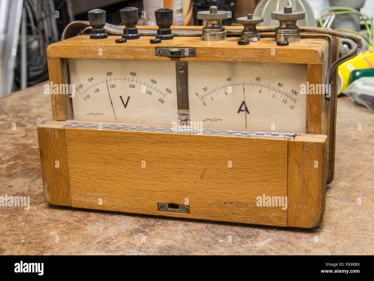 Compteur électrique en bois analogiques vintage sur l'ancienne table test Banque D'Images