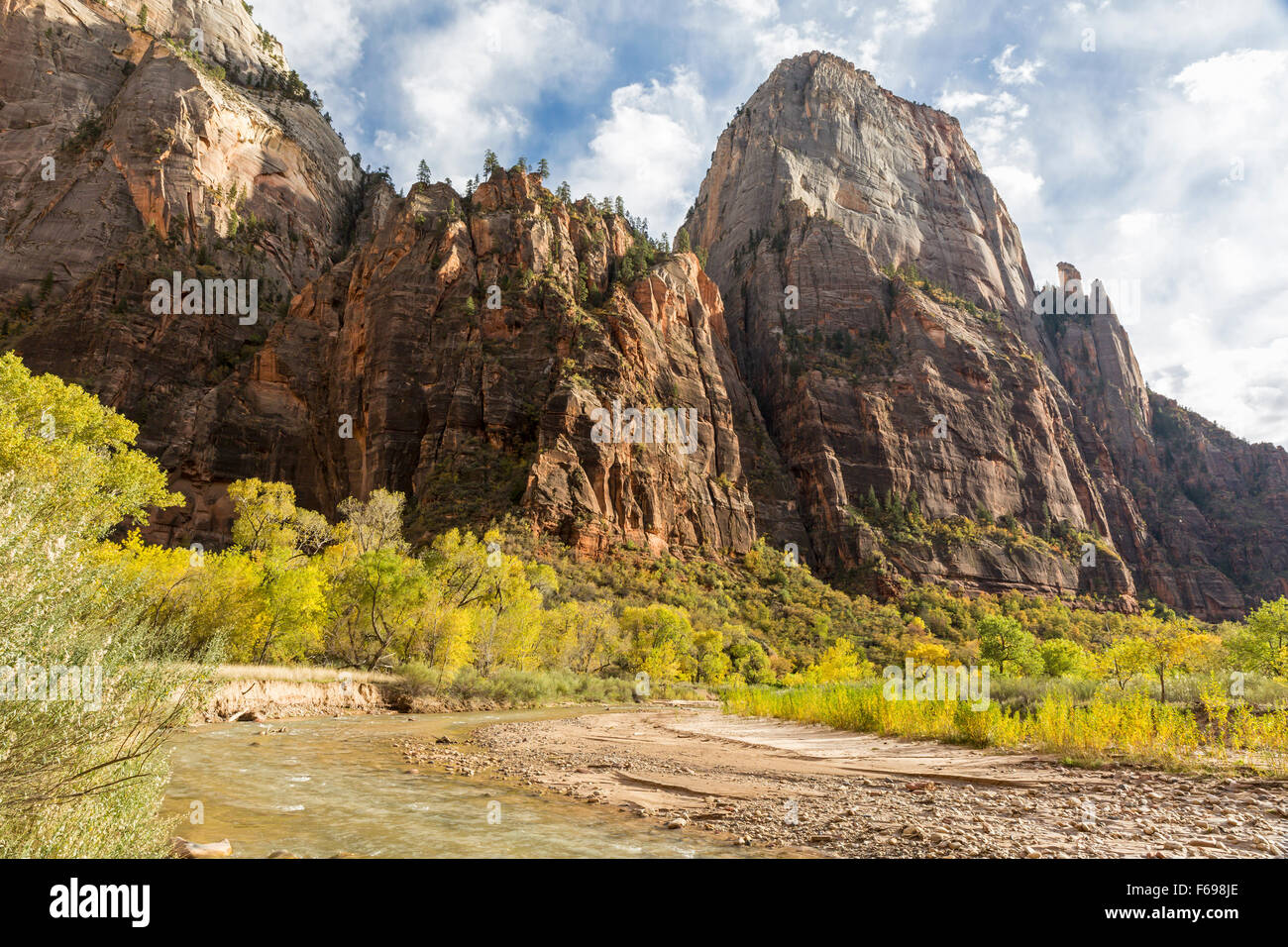 Cable Mountain et le tour du Grand Trône Blanc sur la rivière vierge dans la région de Zion Canyon Zion National Park, Utah. Banque D'Images