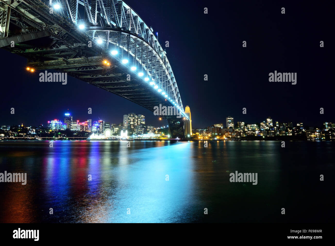 Paysage de nuit de la ville de Sydney Harbour Bridge vue de Circular Quay, Sydney, Australie. Banque D'Images