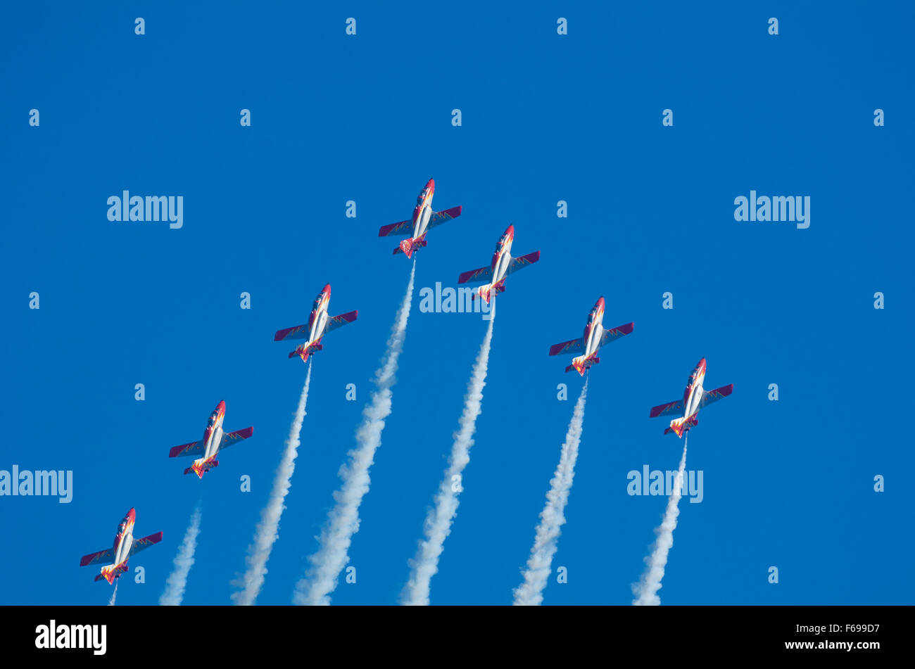 SAN JAVIER, Espagne, 18 octobre 2015 : l'escadron acrobatique de l'armée espagnole Patrulla Aguila effectuer sur leur 30e anniversaire ce Banque D'Images