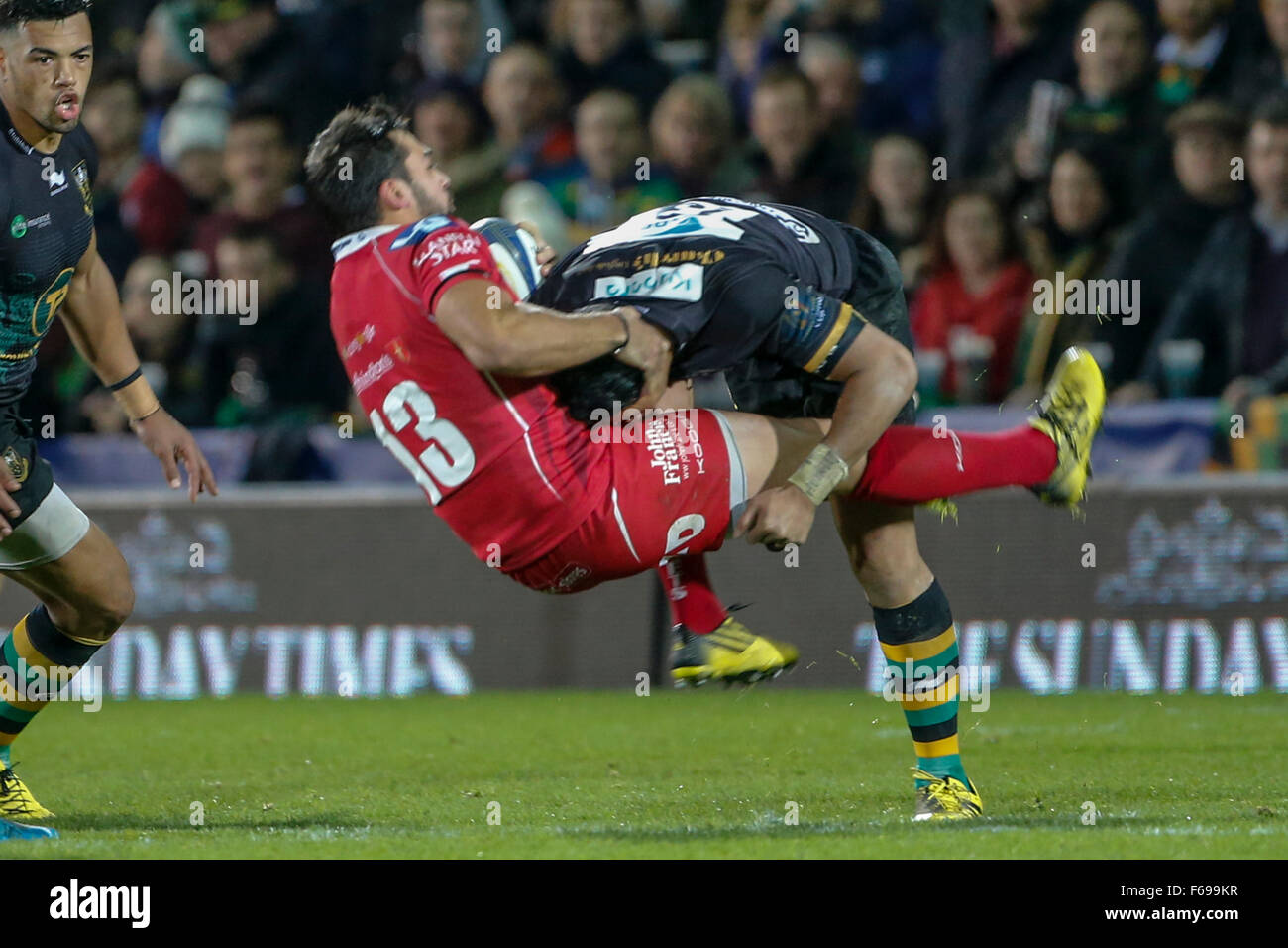 Frankin Gardens, Northampton, Royaume-Uni. 14Th Nov, 2015. European Rugby Champions Cup. Contre les Northampton Saints Scarlets. Gareth Owen de Scarlets est abordé par George Pisi de Northampton Saints. Score final : 15-11 Northampton Saints Scarlets. Credit : Action Plus Sport/Alamy Live News Banque D'Images