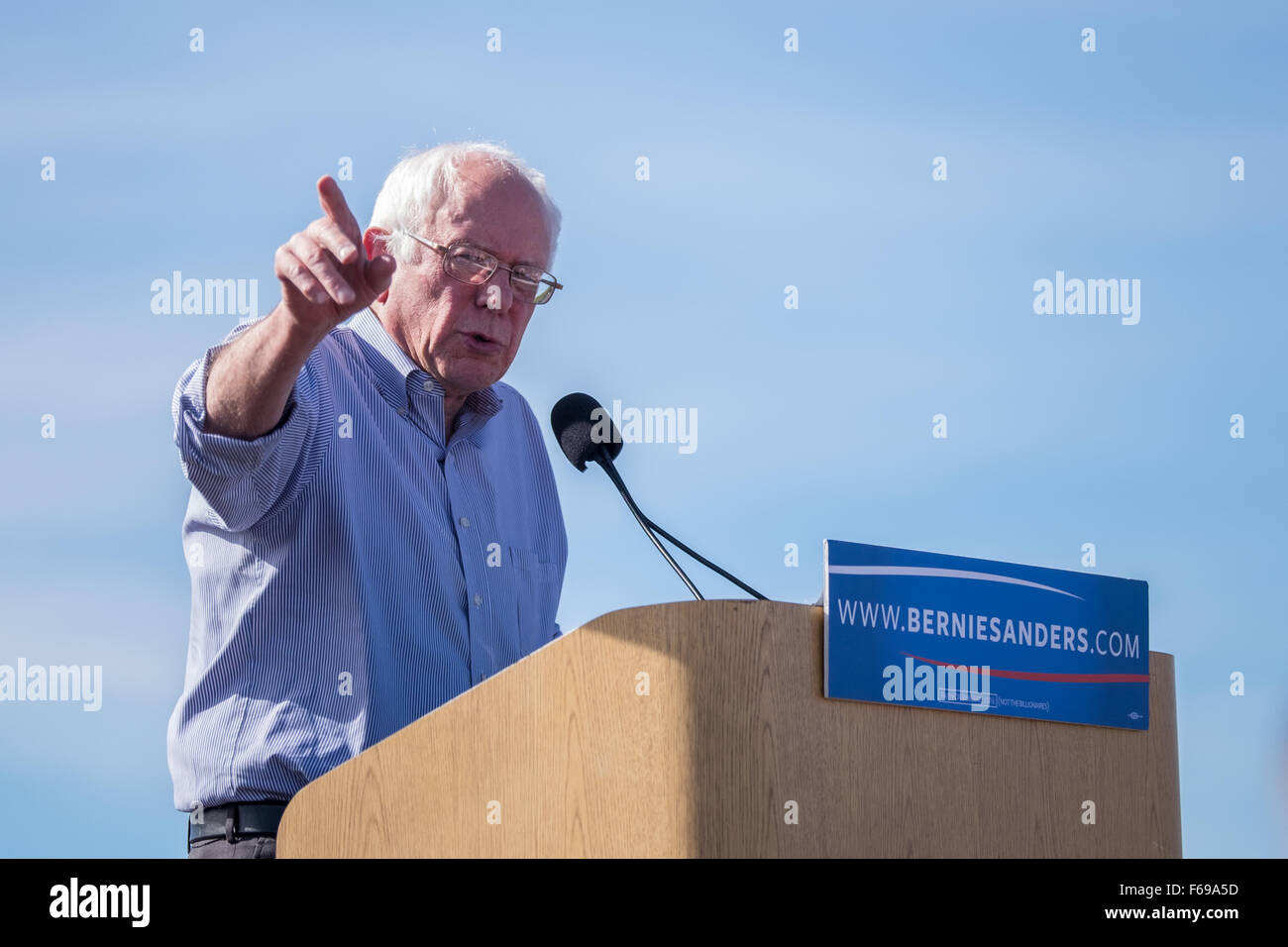 Bernie Sanders parlant pour une foule de Boulder, Colorado. Banque D'Images