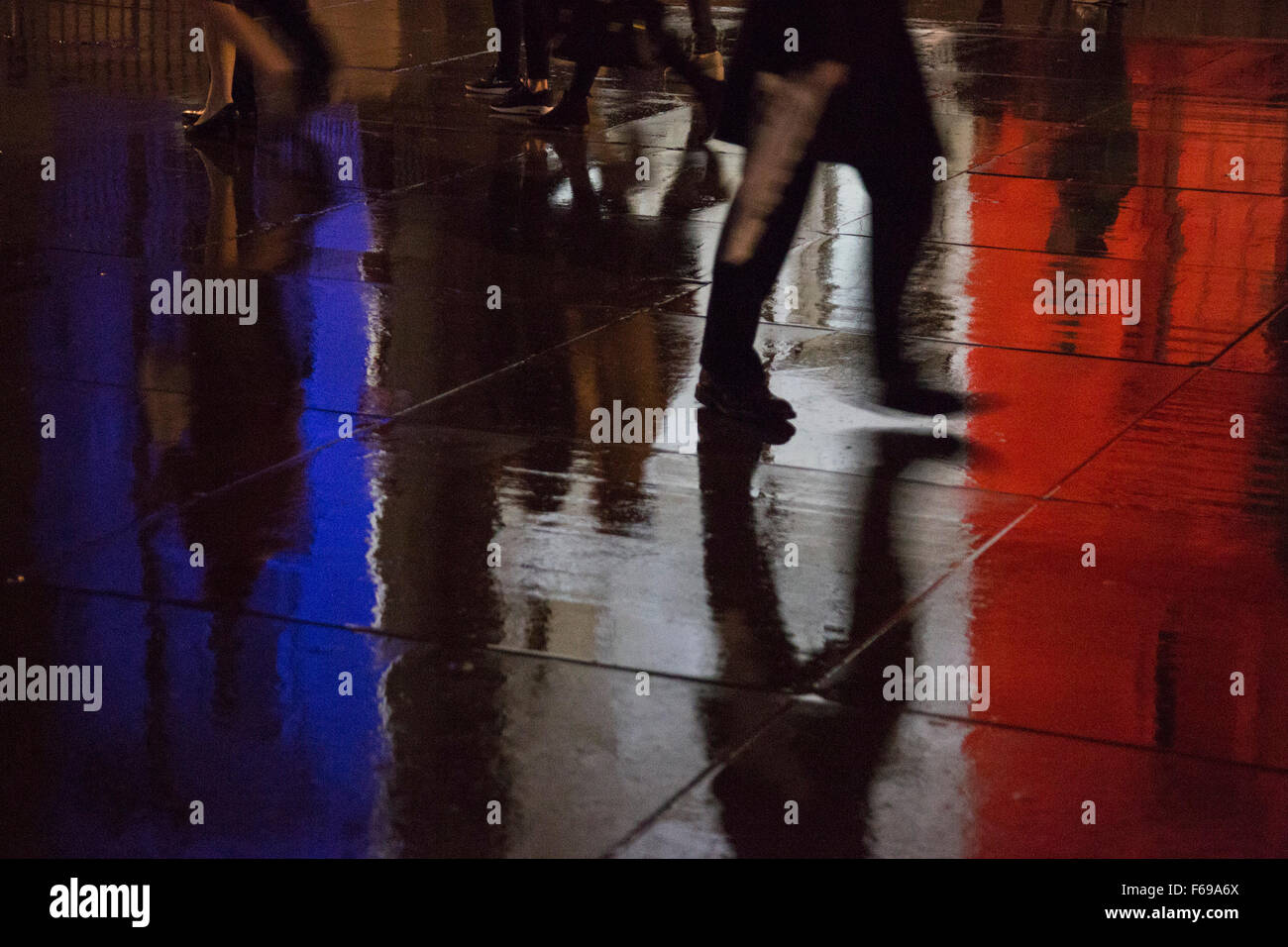 Londres, Royaume-Uni. 14 novembre 2015. Réflexions sur la chaussée mouillée de Trafalgar Square du drapeau français projetée sur la façade de la Galerie nationale. Londres montre la solidarité avec les victimes de l'attaque terroriste à Paris. Credit : bas/Alamy Live News Banque D'Images