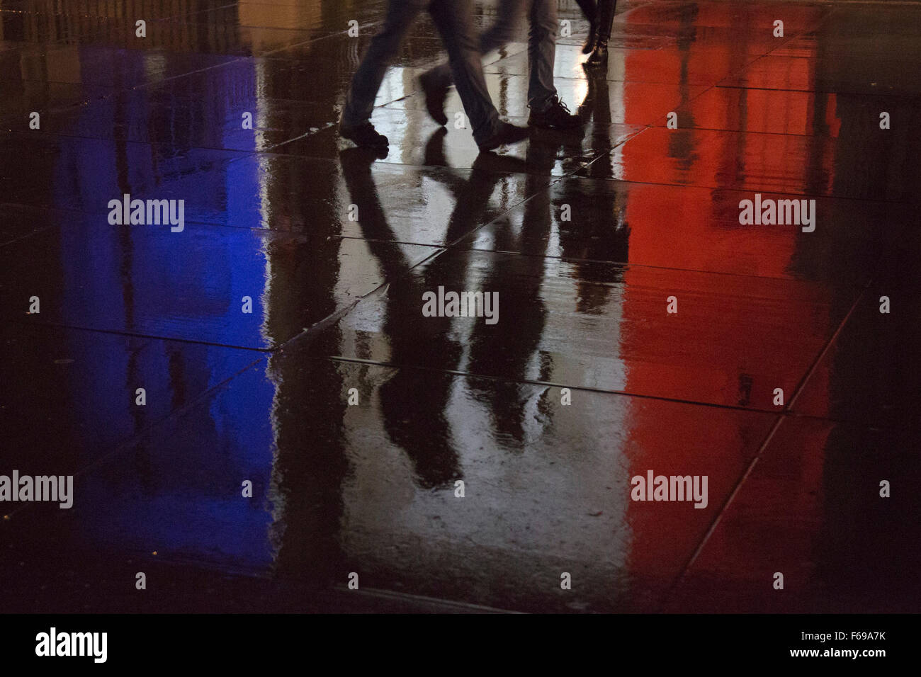 Londres, Royaume-Uni. 14 novembre 2015. Réflexions sur la chaussée mouillée de Trafalgar Square du drapeau français projetée sur la façade de la Galerie nationale. Londres montre la solidarité avec les victimes de l'attaque terroriste à Paris. Credit : bas/Alamy Live News Banque D'Images