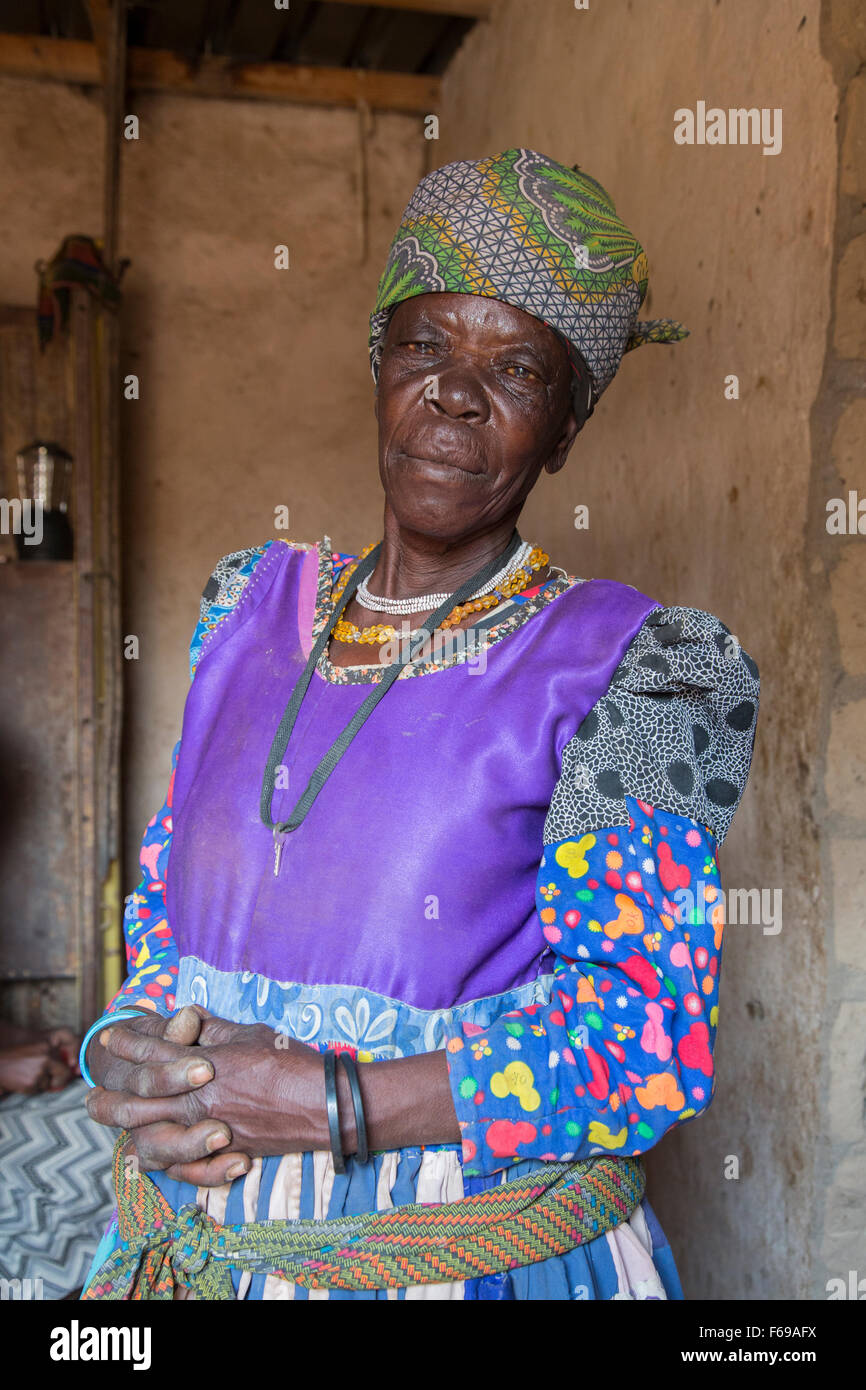 Femme Herero au Fort Sesfontein, Namibie, Afrique Banque D'Images