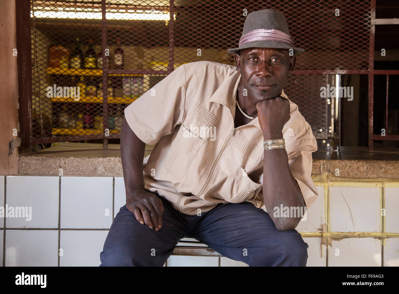 Boxeur namibien à Tytanic bar, Fort Sesfontein, Afrique Banque D'Images