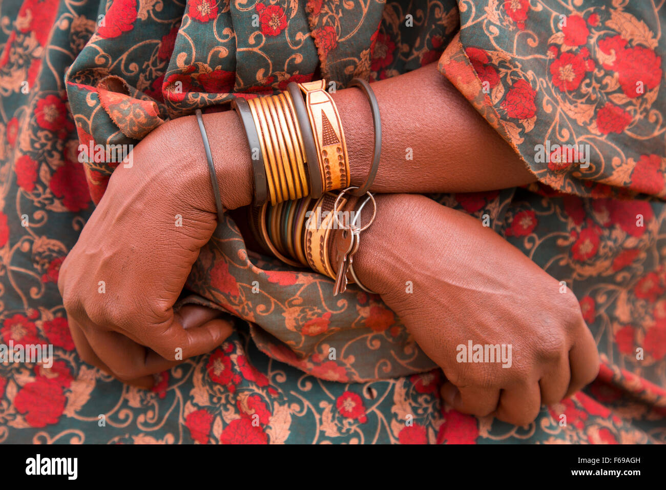 Les bracelets de femme Himba, Kaokoveld, Namibie, Afrique Banque D'Images