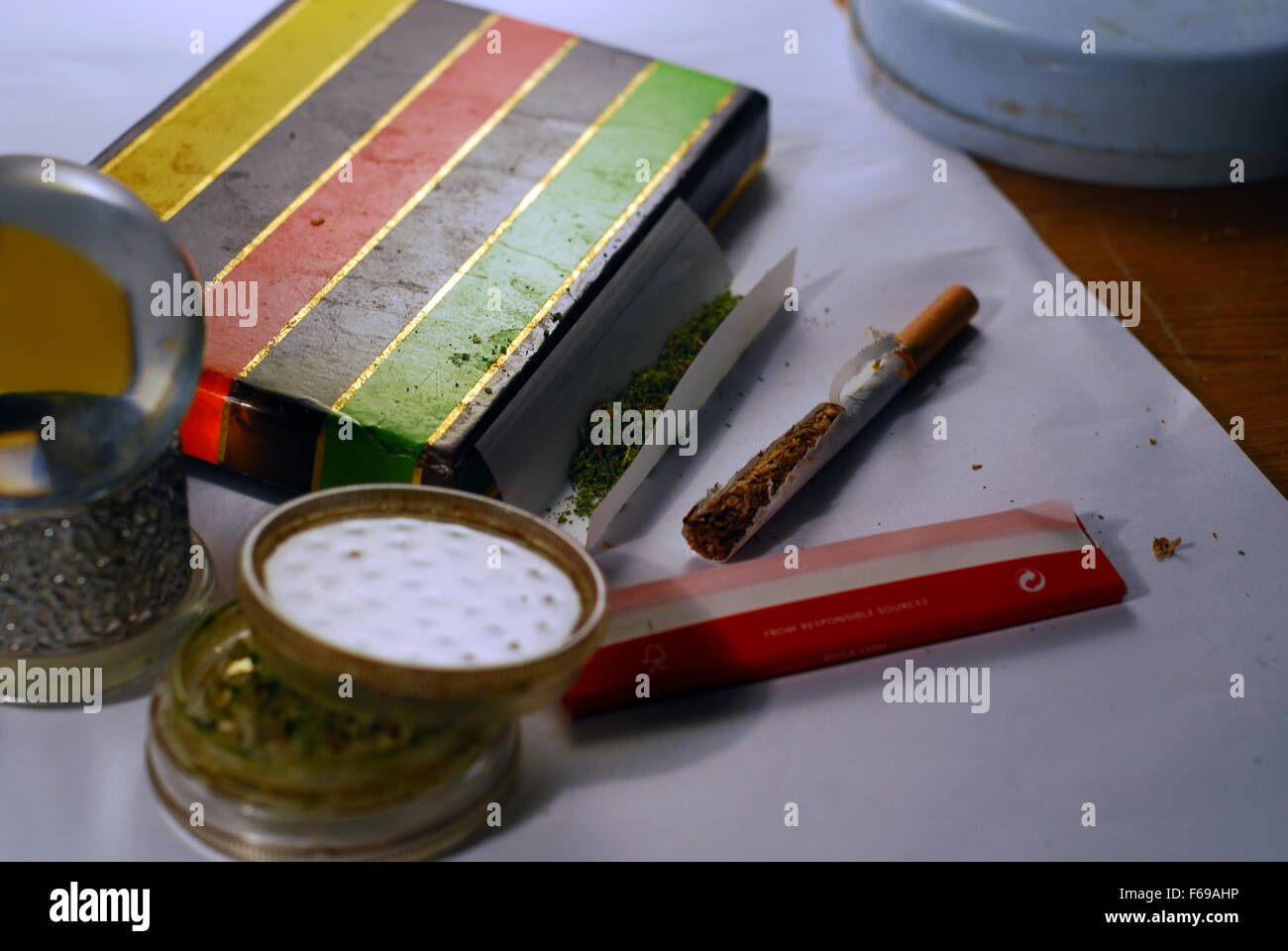 Reefer,drogue,broyeur,herbe hash,vert,les mauvaises herbes,la fumée,fumer, Banque D'Images