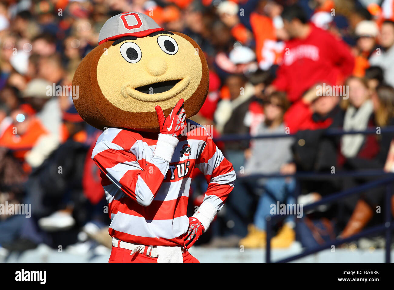 Novembre, 14, 2015 : Ohio State Buckeyes mascot Bucky est vu pendant la deuxième moitié de la NCAA football match contre l'Illinois Fighting Illini au Memorial Stadium à Champaign, IL. Ohio State a gagné le match 28-3 à 10-0 à améliorer sur la saison. Crédit obligatoire : Billy Hurst/CSM Banque D'Images