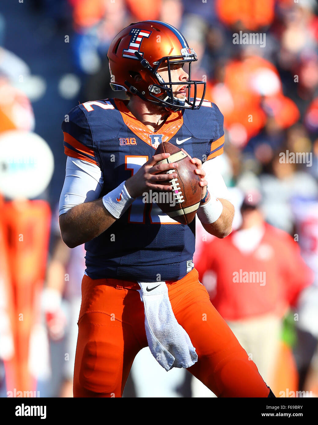 Novembre, 14, 2015 : Illinois Fighting Illini quarterback Wes Lunt (12) revient pour un laissez-passer pendant la deuxième moitié de la NCAA football match contre l'Ohio State Buckeyes au Memorial Stadium à Champaign, IL. Ohio State a gagné le match 28-3 à 10-0 à améliorer sur la saison. Crédit obligatoire : Billy Hurst/CSM Banque D'Images