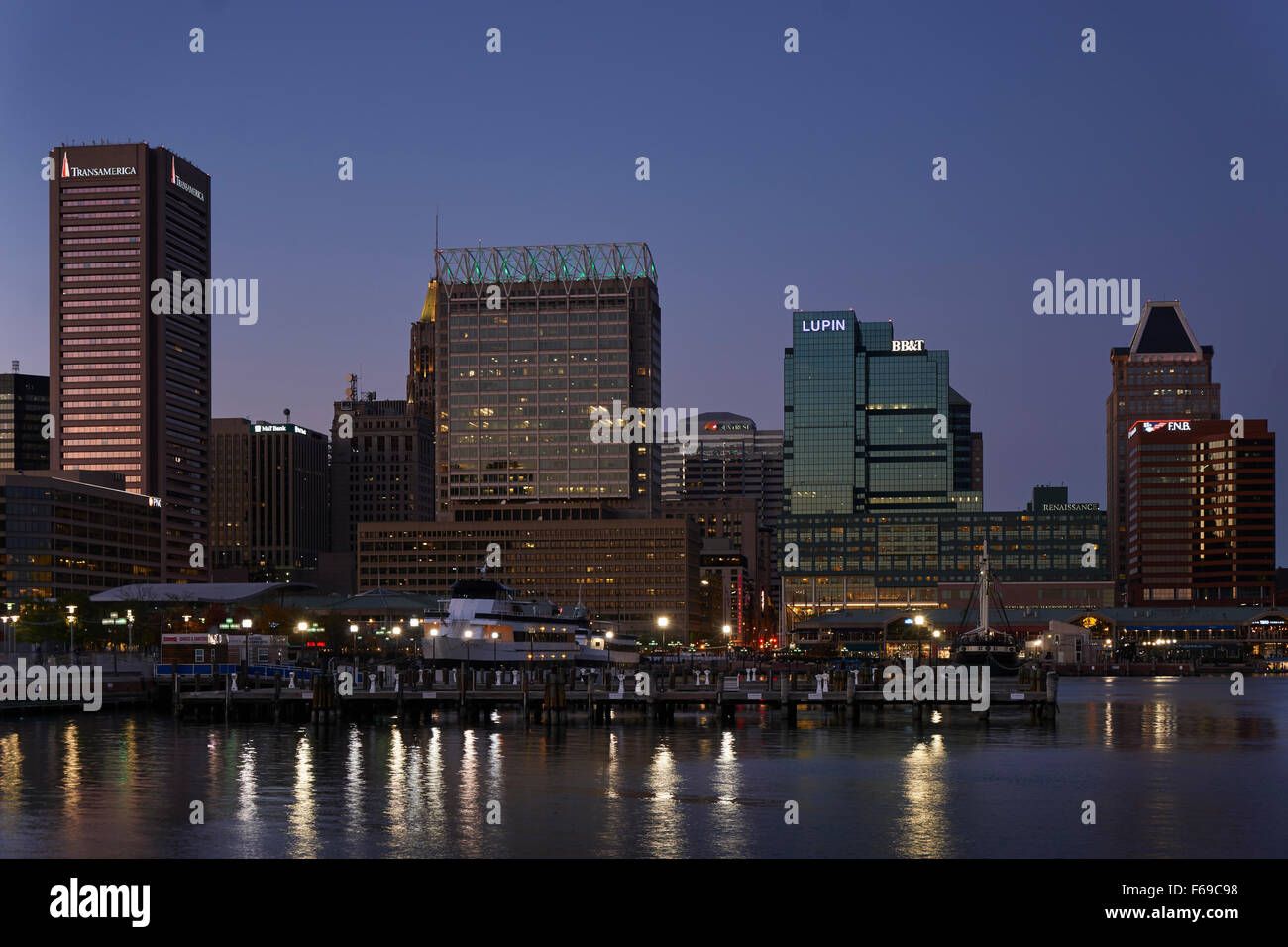 Baltimore City skyline avec le port au crépuscule Banque D'Images