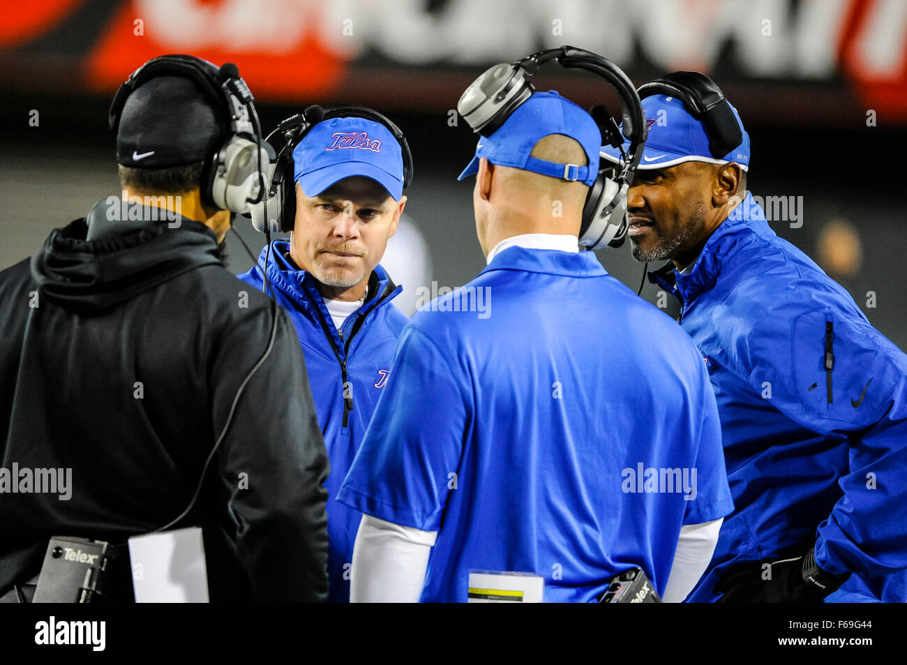 Tulsa Golden Hurricane entraîneur en chef Philip Montgomery parle aux autres entraîneurs dans la seconde moitié du match entre Tulsa Golden Hurricane et Cincinnati Bearcats à Nippert Stadium à Cincinnati, OH. Novembre 14, 2015.Cincinnati Bearcats a gagné le match avec un score de 49 à 38 Crédit : Image .Dorn Byg/CSM Banque D'Images