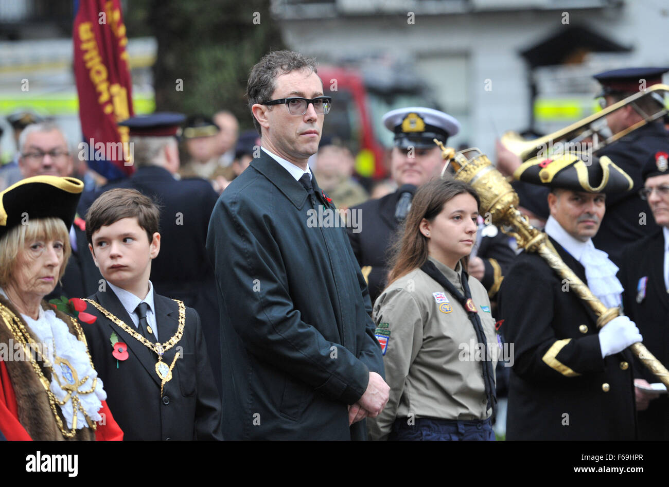 Geoff Matières le chef de l'exécutif de Brighton & Hove City Council à Dimanche du souvenir au Monument commémoratif de guerre de Brighton Banque D'Images