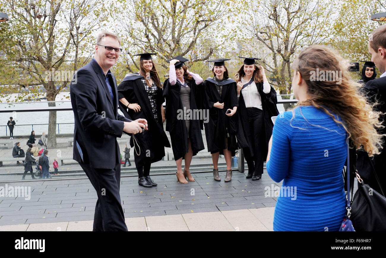 Les étudiantes de l'Université de Westminster à l'extérieur du Royal Festival Hall sur la rive sud de Londres après l'obtention de leur diplôme Banque D'Images