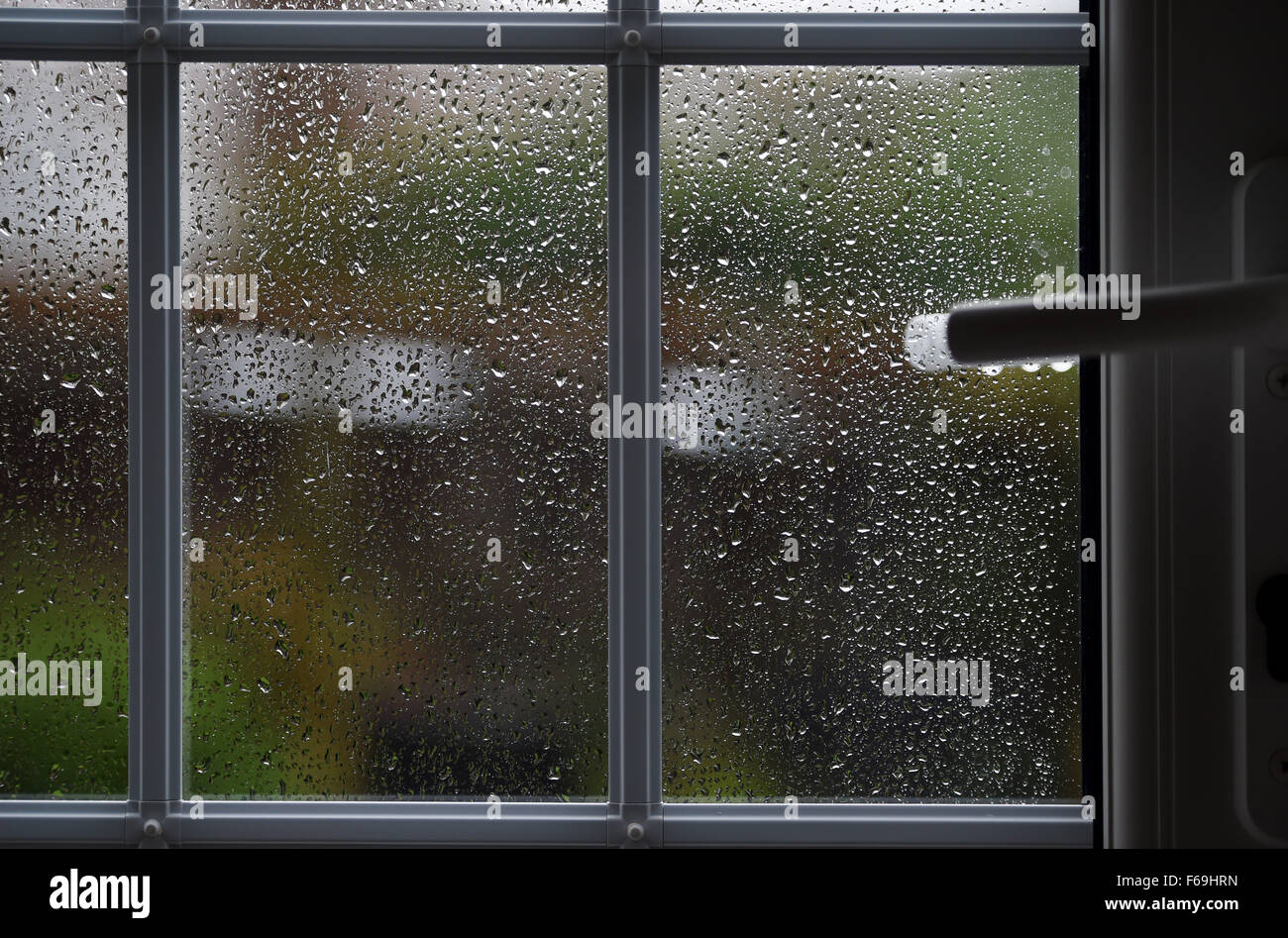 Gouttes de pluie sur la vitre sur le mauvais temps jour UK Banque D'Images