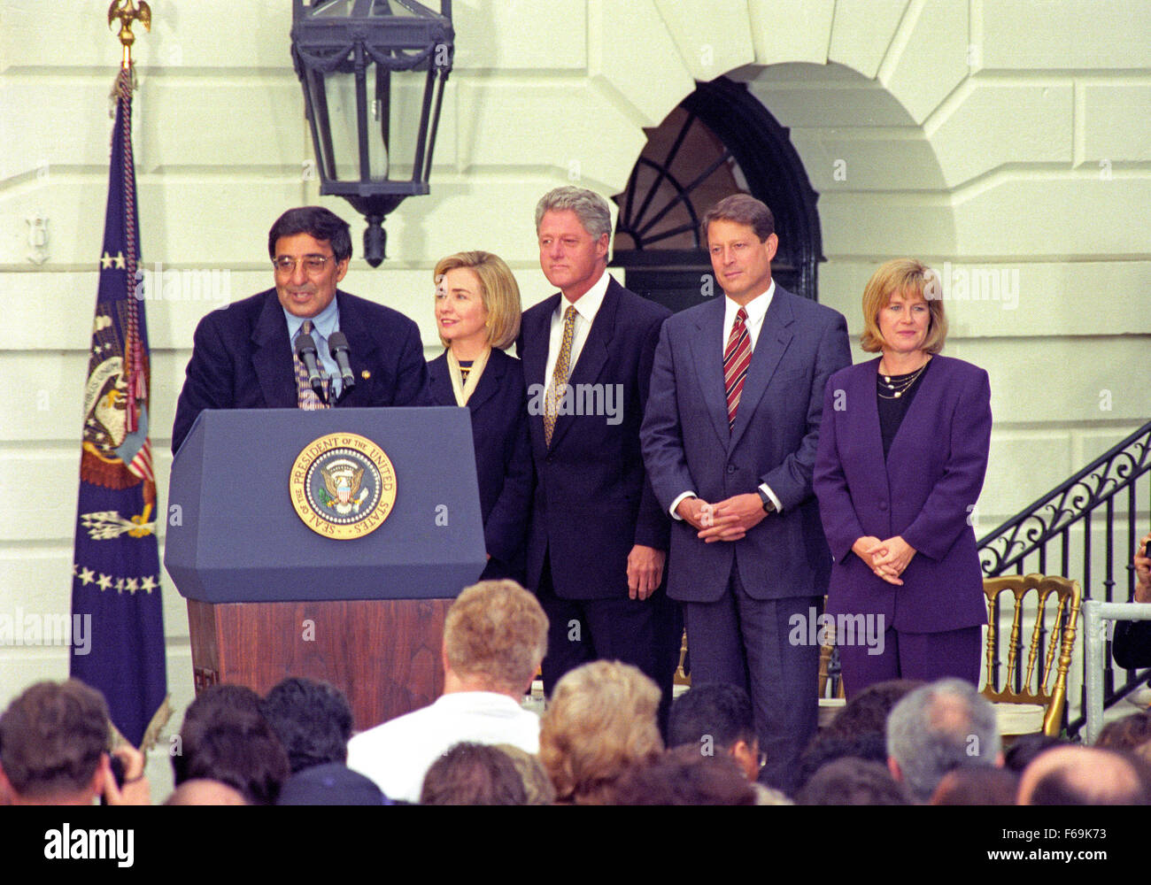 Chef de Cabinet de la Maison Blanche, Leon Panetta se félicite de la famille Clinton et Gores retour à la Maison Blanche à Washington, DC après leur victoire de réélection le 6 novembre 1996. De gauche à droite : Panetta, première dame Hillary Rodham Clinton, Président des États-Unis Bill Clinton, le Vice-président américain Al Gore et Tipper Gore. Credit : Ron Sachs/CNP - AUCUN FIL SERVICE - Banque D'Images